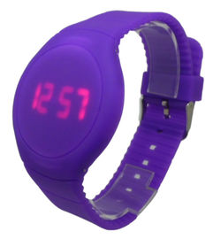 Ψηφιακό Wristwatch των πορφυρών στρογγυλών οδηγήσεων προσώπου για τις γυναίκες με το λογότυπο Debossed
